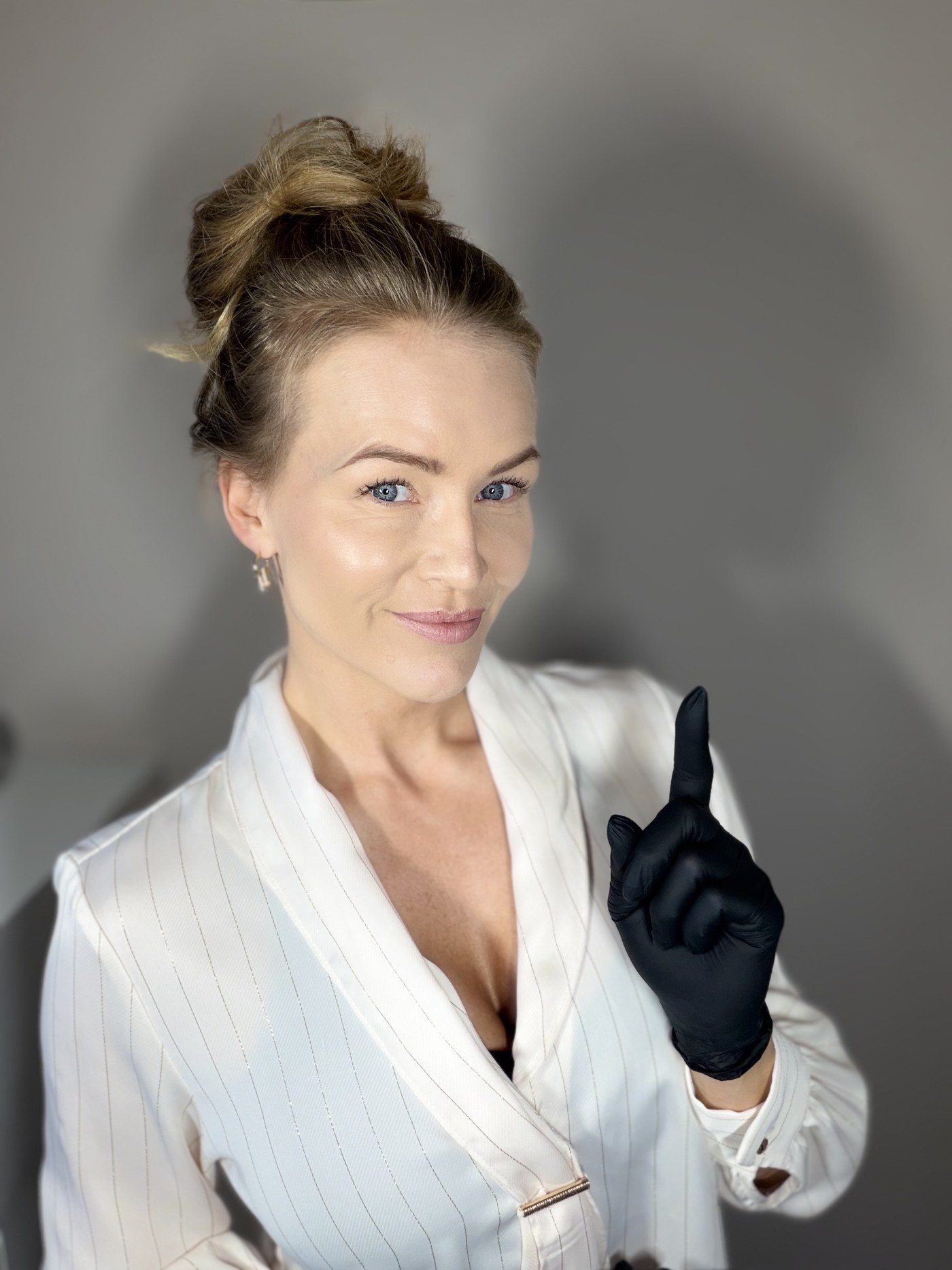 Louise med sort handske klar til PMU-behandling