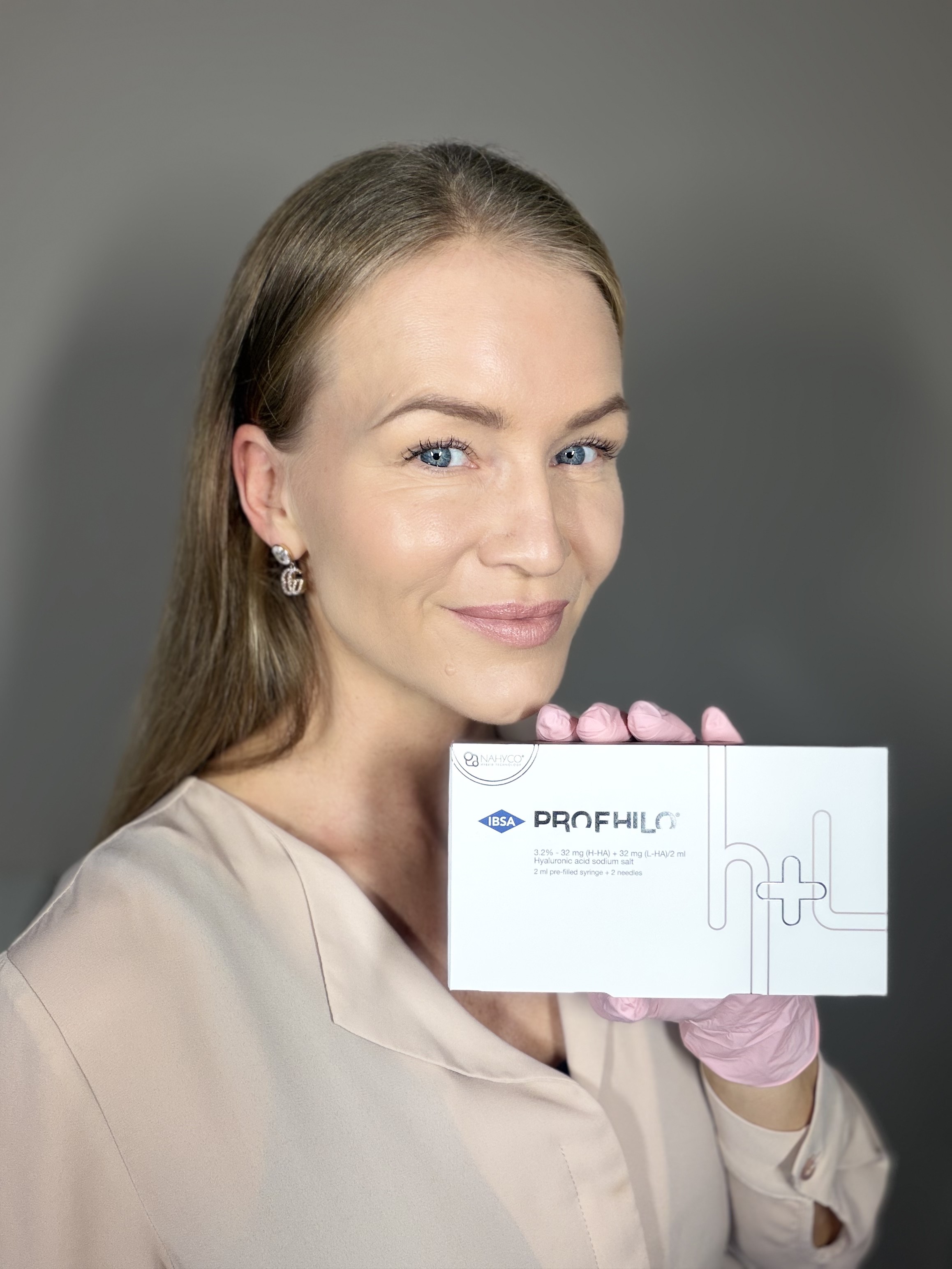 Louise holder en æske Profhilo med en lyserød behandlingshandske